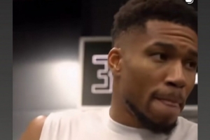 字母哥把比赛球给蒂耶罗！后者INS致意：🫡🤝