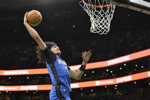 风卷残云！贝恩反击送助攻 布莱克起飞空接暴扣打停勇士