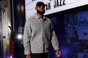 结束5连客回到主场！湖人入场照 詹姆斯迎首秀帅气亮相！