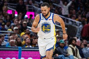 库里近四战场均34.5分4.3板4.8助1.8断 有49分也有9分&勇士3胜1负