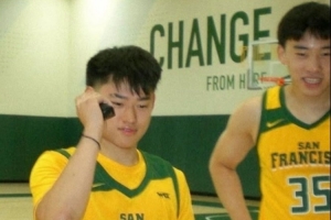 媒体人：旧金山大学教练对失误控制要求严格 王俊杰&赵维伦出手少