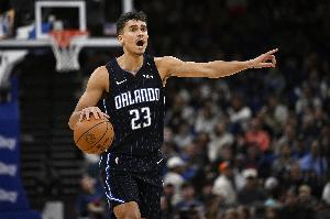 机警！席尔瓦前场飞身完成抢断 随后顺势强攻上篮打中