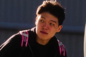 随队出发湾区！刘海被风吹开的杨瀚森 棱角分明的脸有种复古的帅