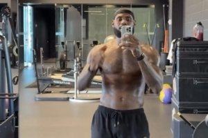 恢复健康！队记：詹姆斯在完成赛季首秀后身体感觉非常好