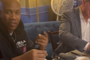 喝！马布里请尼克斯工作人员喝茅台：先干三杯后打圈没毛病