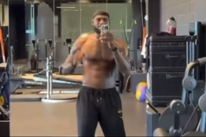 41岁老头摸鱼！詹姆斯晒健身房训练视频 对着镜头边唱边跳