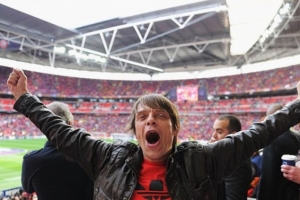 邮报：终生红魔球迷、63岁的石玫瑰乐队贝斯手马尼于本周不幸去世