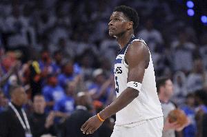 上来就有！爱德华兹借掩护干拔三分命中 同时戈贝尔被犯规还加罚