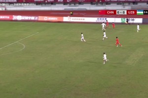是点球吗？杨希禁区倒地，裁判没有吹罚点球