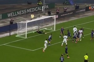 从看台上意大利球迷的反应便能看出泽林斯基这一脚有多恐怖😱