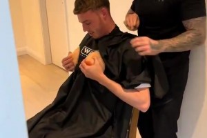 你小子！帕尔默很享受理发师的恶搞😂