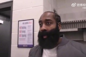 登哥都想不通啊！哈登采访直言：格莱姆斯就是冲着我的手肘来的！