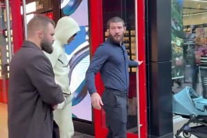 包裹严实仍被发现😁！C罗在洛杉矶逛街引围观