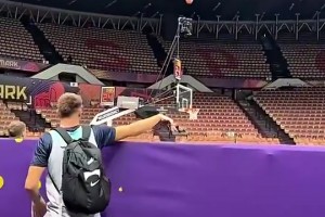 逆天球感😱东契奇此前从观众席扔进超远三分！队友看傻认输了