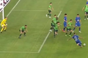 看着都疼！当年武汉三镇vs北京国安，队长于大宝用裆部舍身堵枪眼