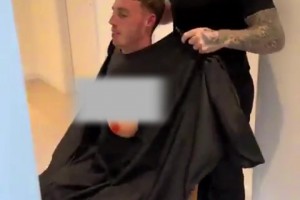 太闷骚啦！理发师给帕尔默戴上了义乳，帕尔默还自己捏了捏😅