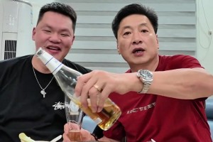 🤣下班后的快乐变成上班了？朱芳雨夜宵局请来了李春江指导！！