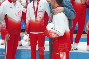 忙碌的杜导，看完U18男篮拿金牌，接下来你们猜😜…...