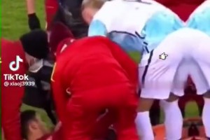 爆铲哈兰德后，对手被抬出了球场😮