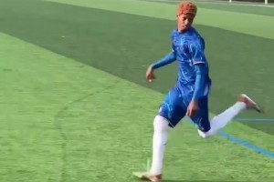 有几分相似度？网友模仿帕尔默踢球！经典落枕回头！