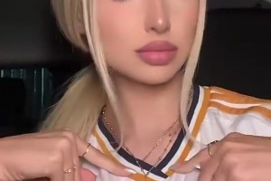皇马美女球迷拿着巴萨球衣：我爱皇马，巴萨emmmm🫠