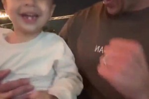 阿根廷夺得世界杯后格策抱着儿子激动庆祝😀