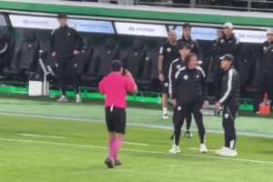 歧视亚洲人？全北阿根廷助教疑似对裁判“拉眼角”动作？！