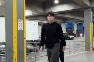 进场依旧单肩小书包😆杨瀚森剪了新发型，看起来精神多了！！