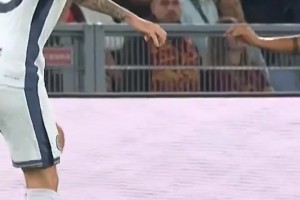 相视一笑！名场面：巴斯托尼穿裆过掉迪巴拉，小魔仙一脸茫然！