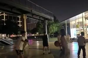 😍别看小姐姐穿着连衣裙和拖鞋，她是真的会打球！