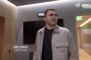 东契奇和八村垒参观湖人主场升级后的更衣室，77和克莱伯的更衣室位置挨着！