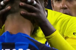 精神属性拉满🔥！当年欧冠决赛赛后奥纳纳激励垂头丧气的劳塔罗