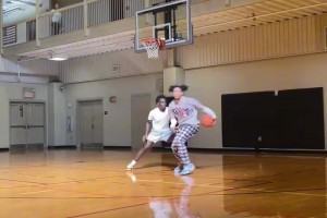 观赏性篮球！当你觉得他只会花式的时候，他来了个跳步暴扣！