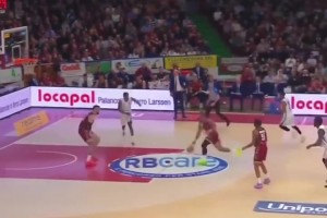 太横了！这记死亡隔扣观感太“炸”了！防守球员很倒霉啊~